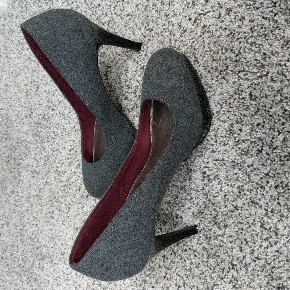 Women's flocked pumps